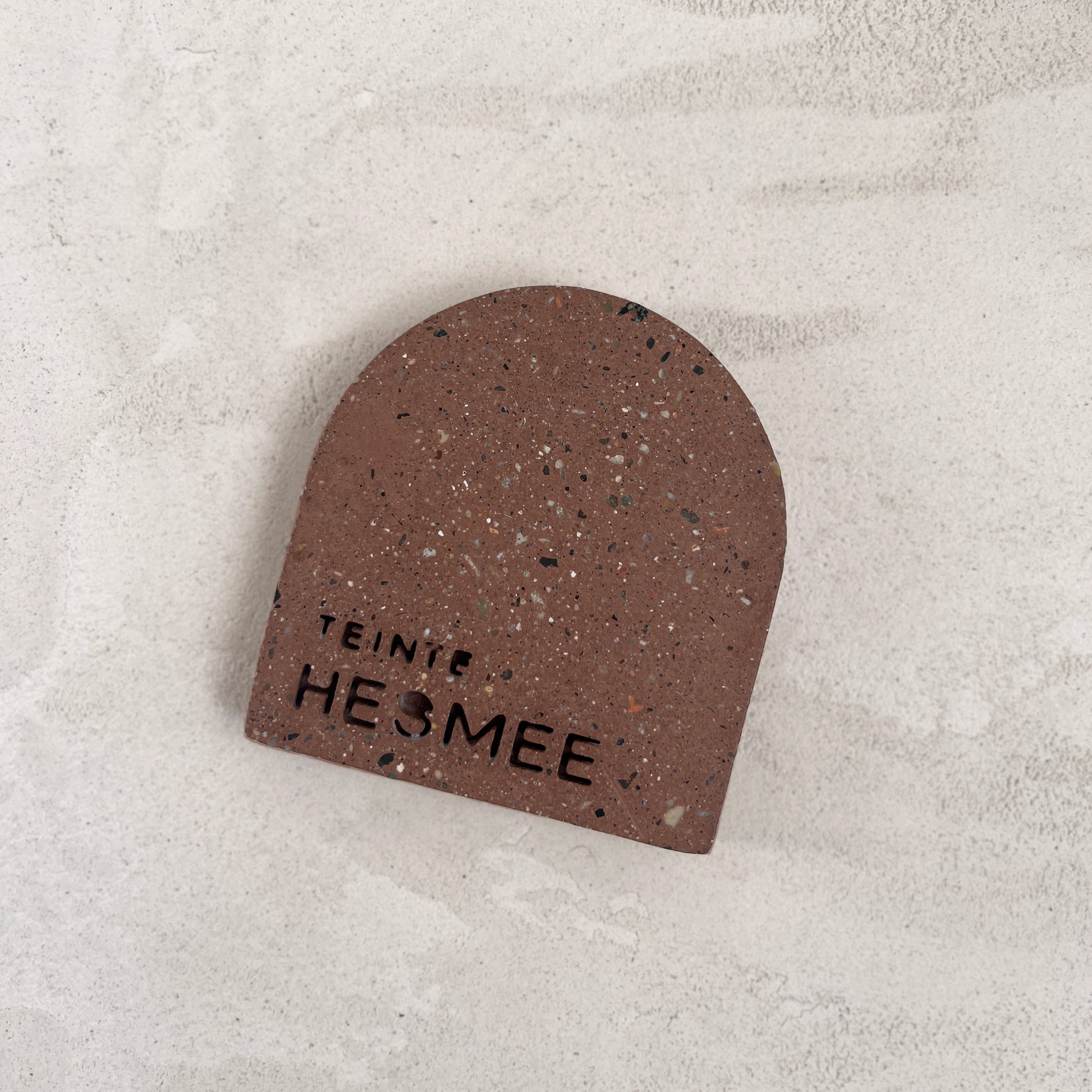 Échantillon de teinte Hesmée en béton, teinte Moca. Fabriqué par Atelier Hesmée.