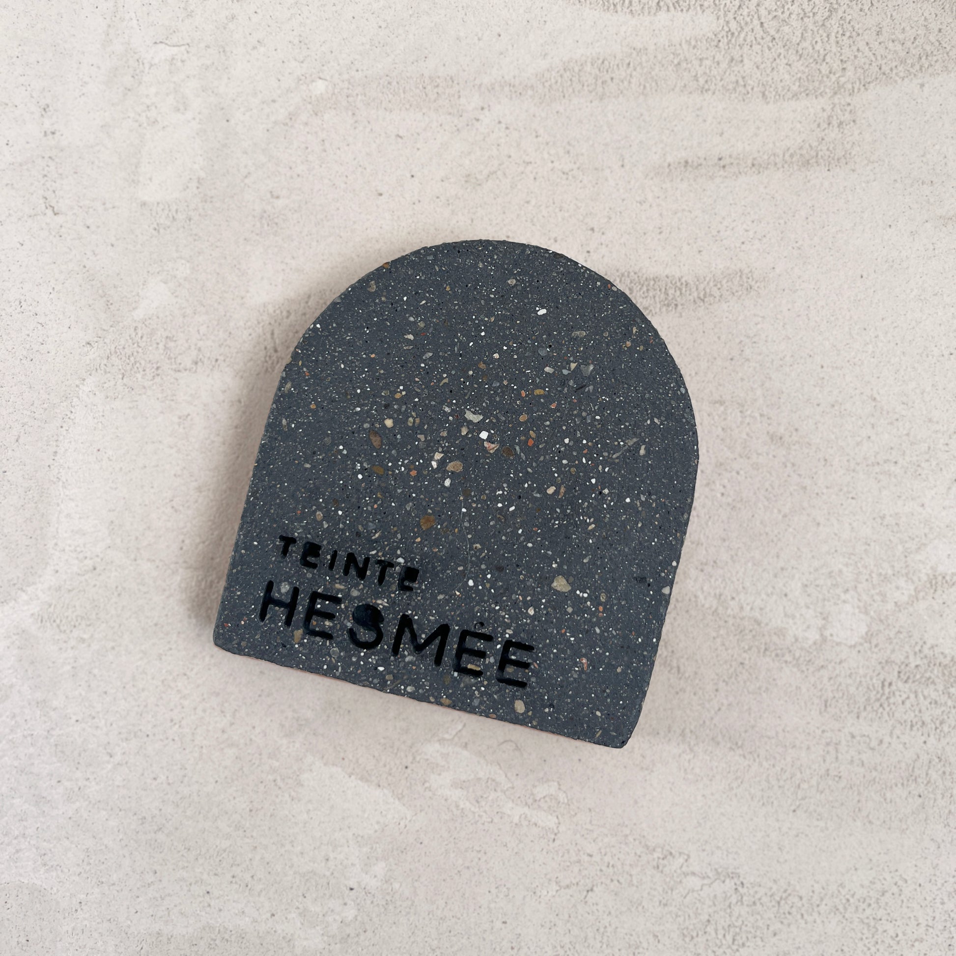 Échantillon de teinte Hesmée en béton, teinte Noire. Fabriqué par Atelier Hesmée.