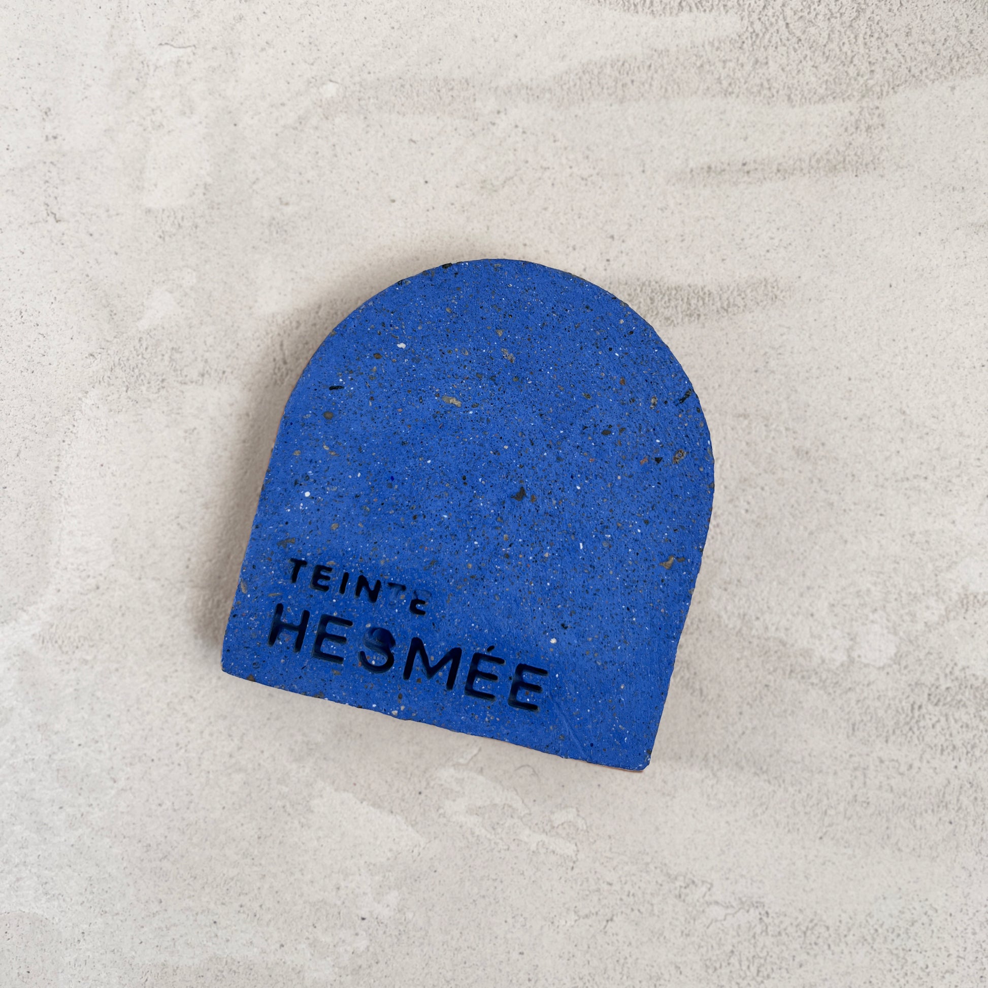 Échantillon de teinte Hesmée en béton, teinte Bleu Outremer. Fabriqué par Atelier Hesmée.