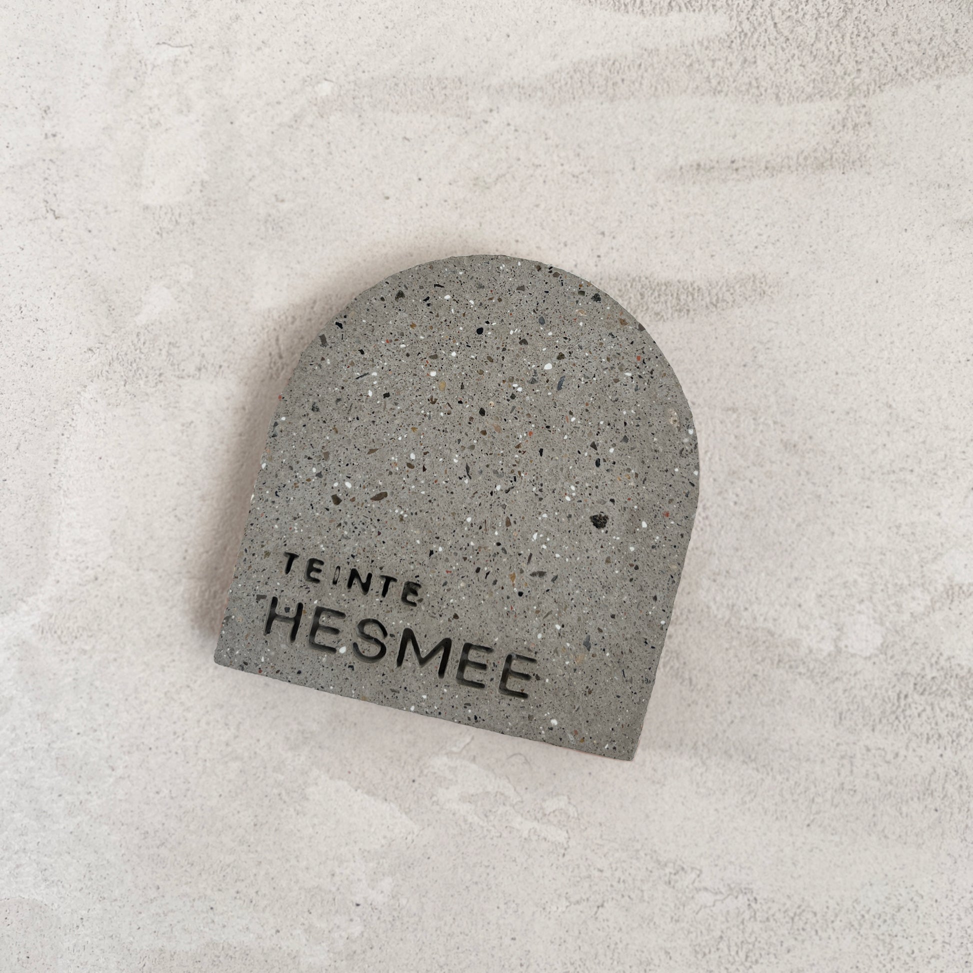 Échantillon de teinte Hesmée en béton, teinte Roche. Fabriqué par Atelier Hesmée.