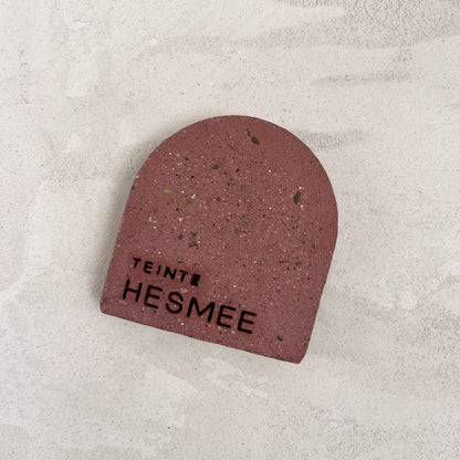 Échantillon de teinte Hesmée en béton, teinte Rouge Indien. Fabriqué par Atelier Hesmée.