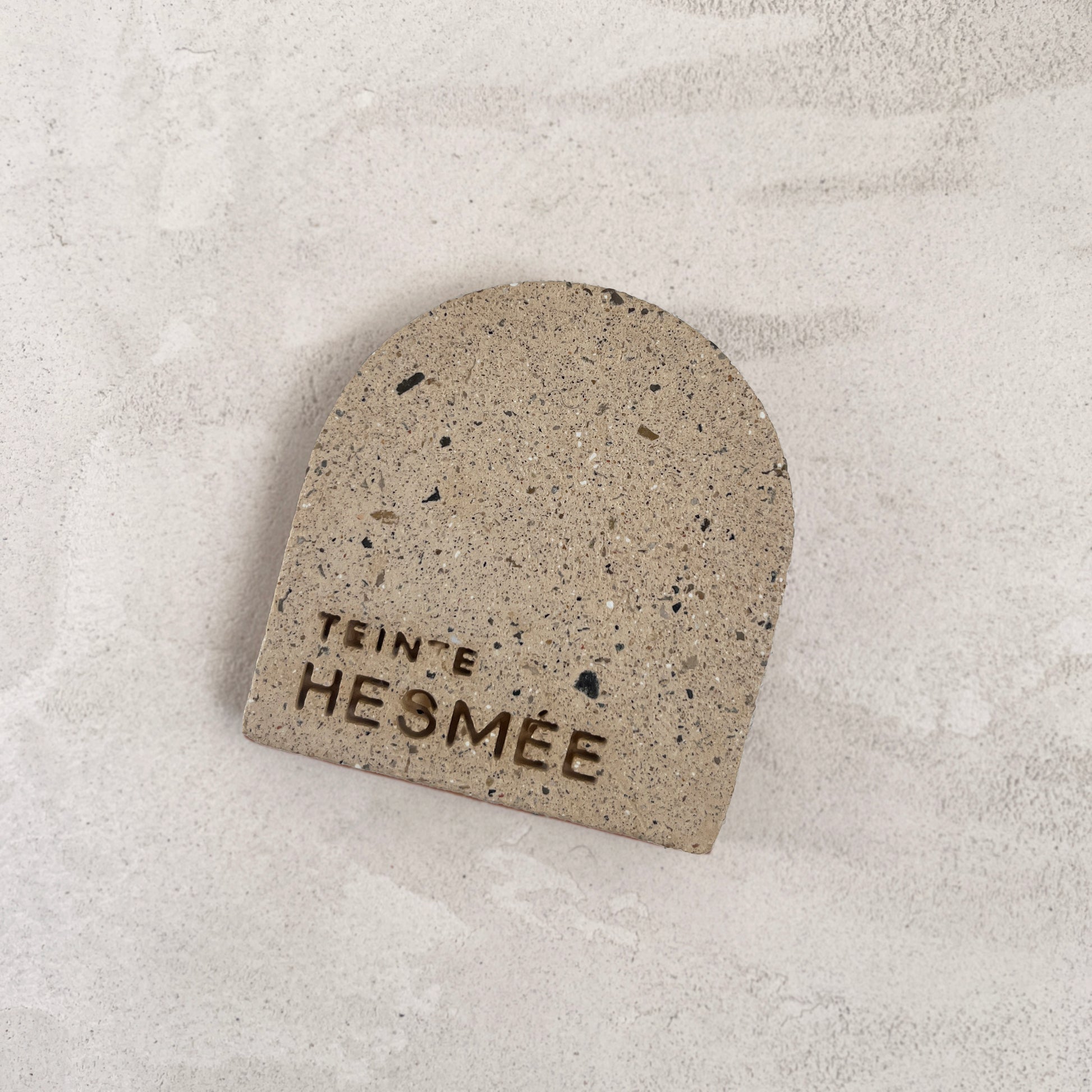 Échantillon de teinte Hesmée en béton, teinte Sabbia. Fabriqué par Atelier Hesmée.