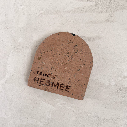 Échantillon de teinte Hesmée en béton, teinte Saumon. Fabriqué par Atelier Hesmée.