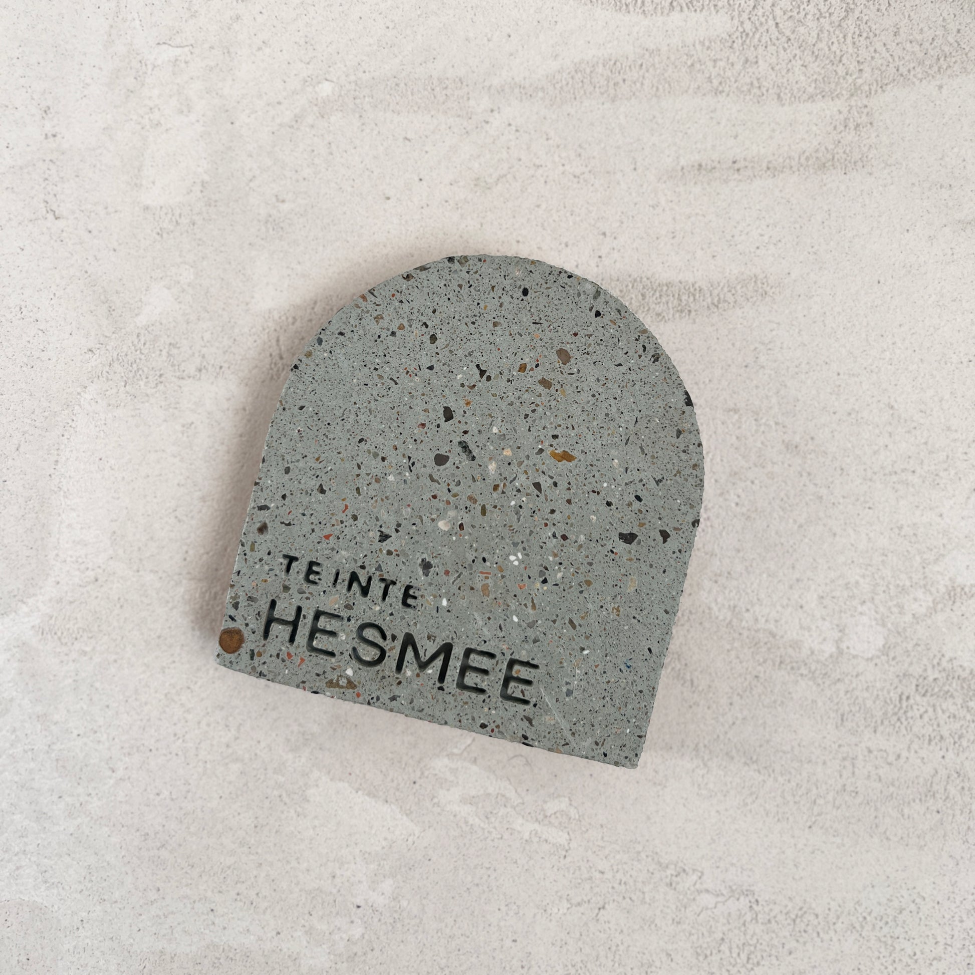 Échantillon de teinte Hesmée en béton, teinte Sauge. Fabriqué par Atelier Hesmée.