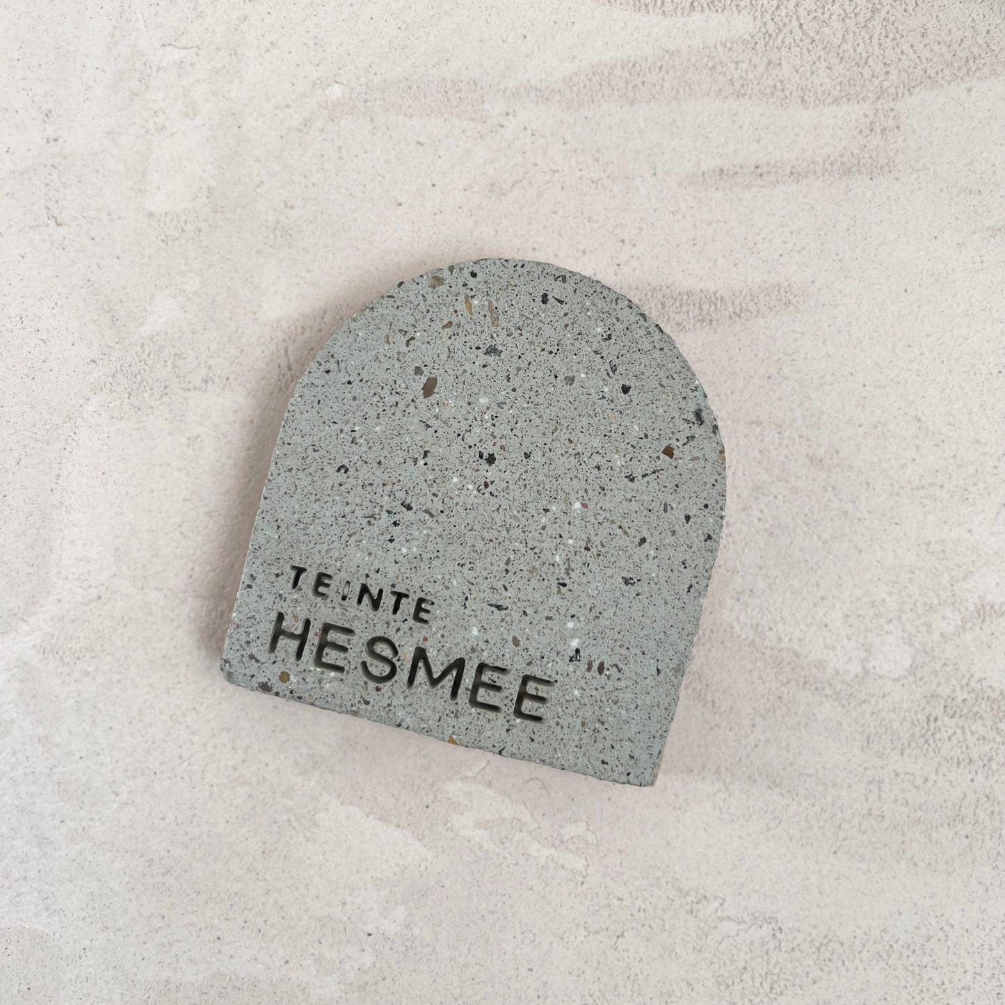 Échantillon de teinte Hesmée en béton, teinte Sauge clair. Fabriqué par Atelier Hesmée.