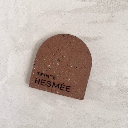 Échantillon de teinte Hesmée en béton, teinte Terrecuite foncé. Fabriqué par Atelier Hesmée.