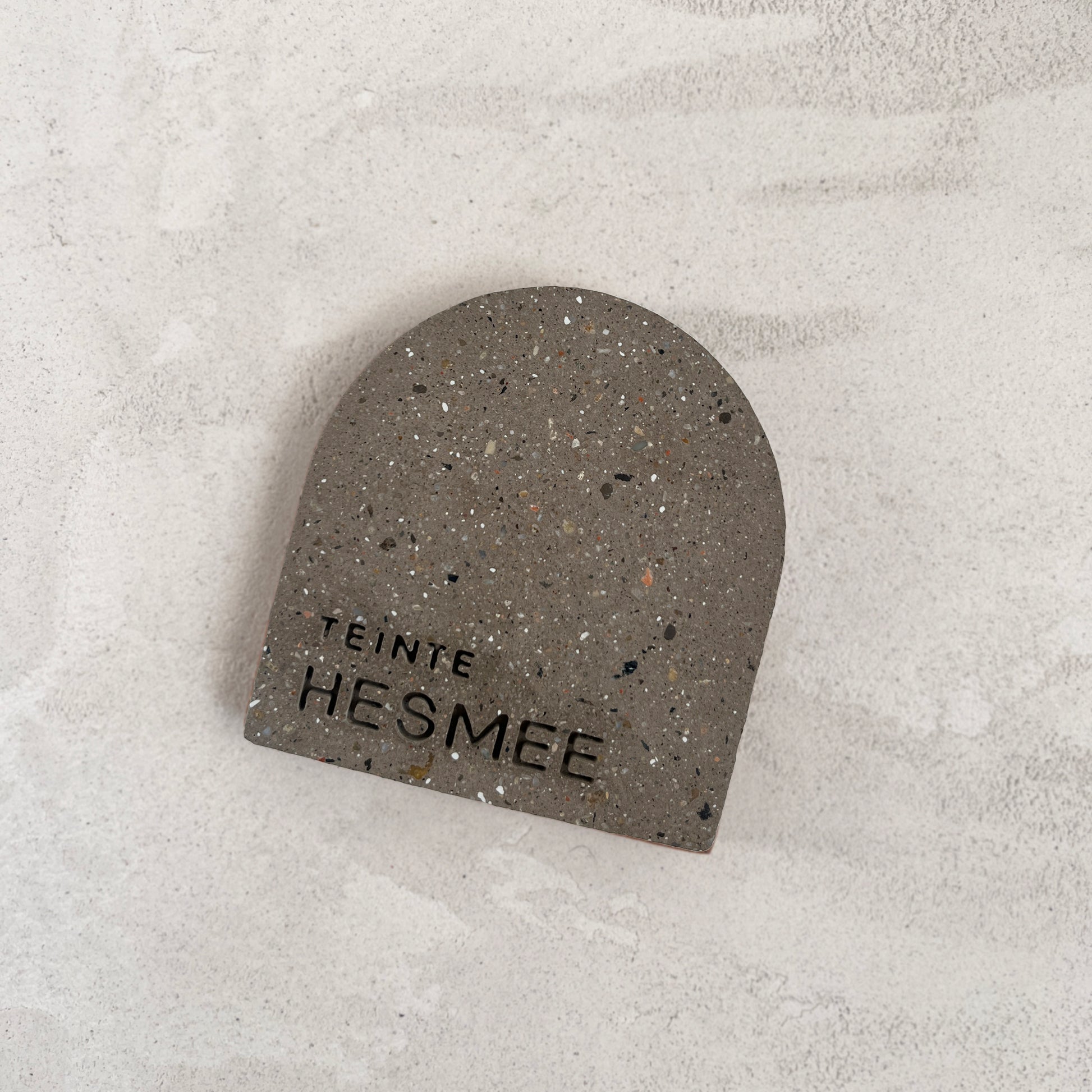 Échantillon de teinte Hesmée en béton, teinte Terre. Fabriqué par Atelier Hesmée.