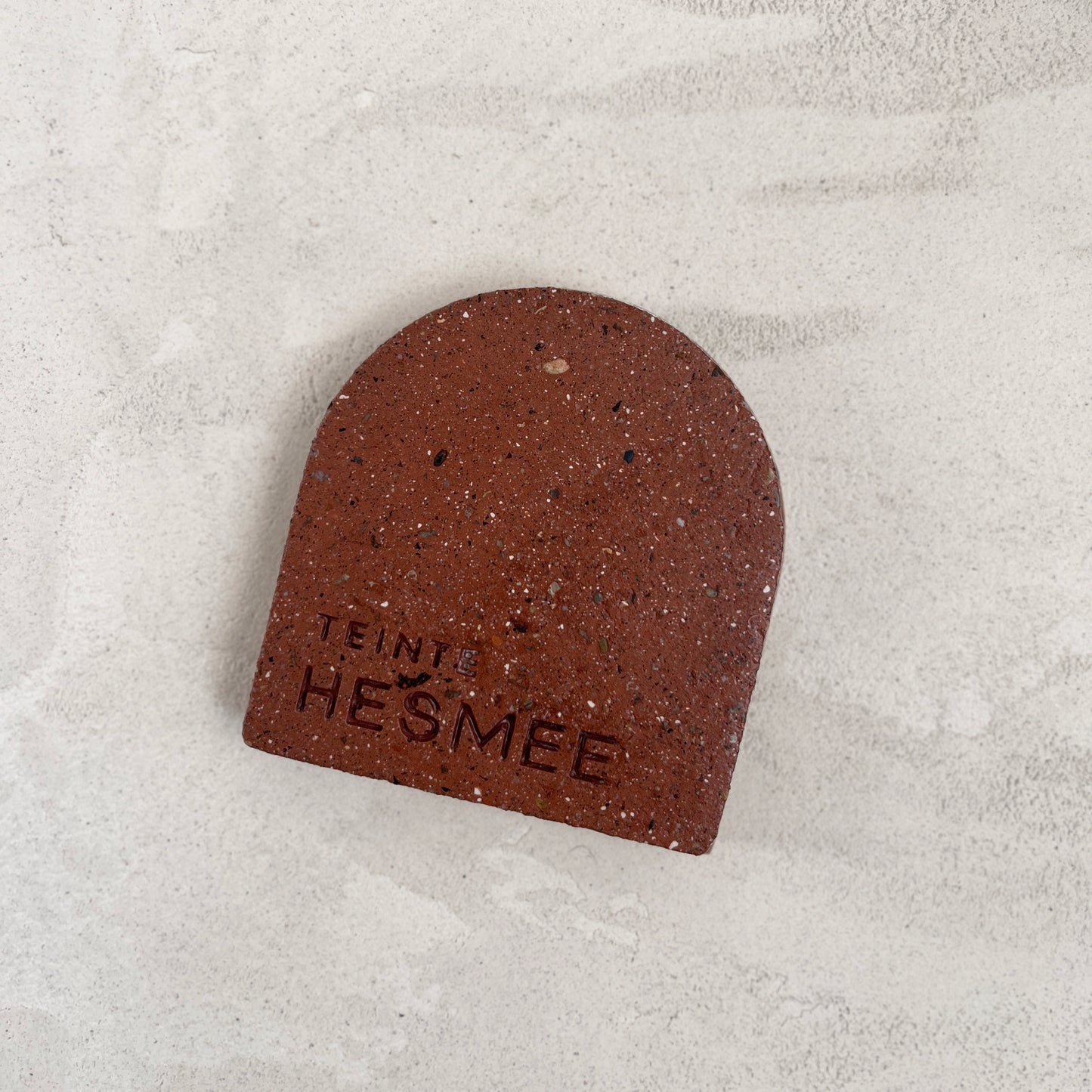 Échantillon de teinte Hesmée en béton, teinte Terrecuite. Fabriqué par Atelier Hesmée.